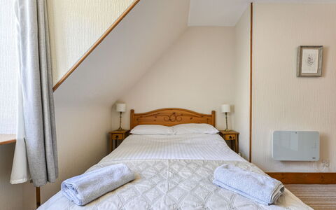 Coach House on Aigas Golf Course: Bett, Schlafzimmer, Holz, Möbel, Bettdecke, Bedding, Interior Design, Fussboden, Zuhause, Bettrahmen