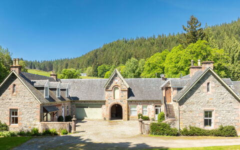 Coach House on Aigas Golf Course: Haus, Dach, Strauch, Hütte, Estate, Zuhause, Bauernhaus, Garten, Villa, Rasen