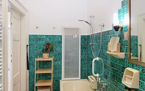 Una Finestra sul Lago: Interior Design, Flooring, Fussboden, Armatur, Installation, Badezimmer, Fliese, Bad Sink, Zimmer, Zapfhahn