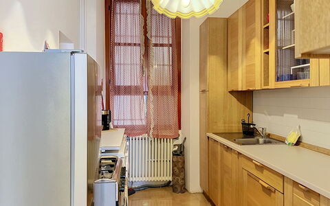Una Finestra sul Lago: Küche, Küchengerät, Countertop, Cabinetry, Major Appliance, Holz, Möbel, Interior Design, Flooring, Schrank