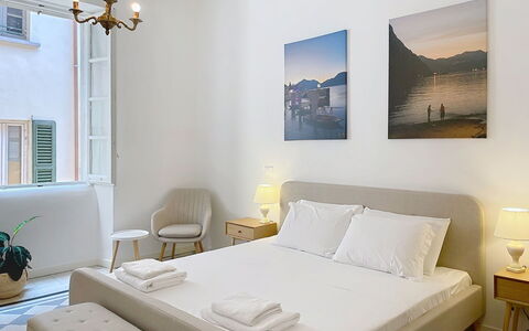 Una Finestra sul Lago: Fussboden, Flooring, Interior Design, Wohnung, Möbel, Kissen, Dekokissen, Schlafzimmer, Bett, Kissen