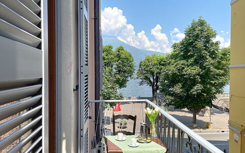 Una Finestra sul Lago: Wohnung, Balkon, Zimmerpflanze, Blumentopf, Zaun