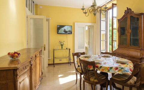 Una Finestra sul Lago: Möbel, Interior Design, Flooring, Holz, Tabelle, Stuhl, Fussboden, Decke, Esszimmer, Zimmer