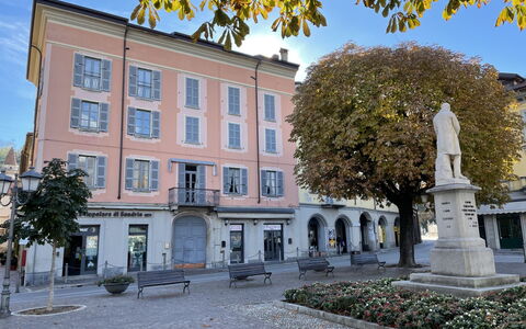 Una Finestra sul Lago: Fenster, Gebäude, Stadt, \Stadt, Fassade, Nachbarschaft, Öffentlicher Raum, Wohngebiet, Strasse, Menschliche Siedlung