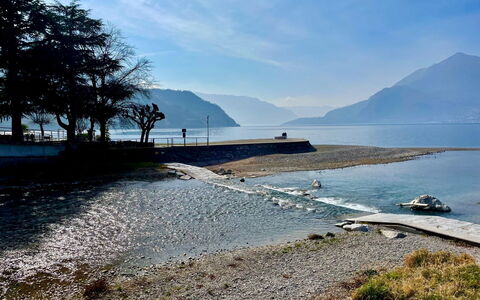 Una Finestra sul Lago: Himmel, Blau, Wasser, Gewässer, Bergforms, Küsten Und Ozeanische Forms, Küste, Horizont, \Fels, Landschaft