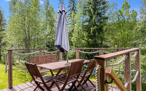 Villa Kaidanjylhä: Holz, Möbel, Hartholz, Stuhl, Deck, Holzbeize, Gartenmöbel, Holzboden, Planke, Veranda