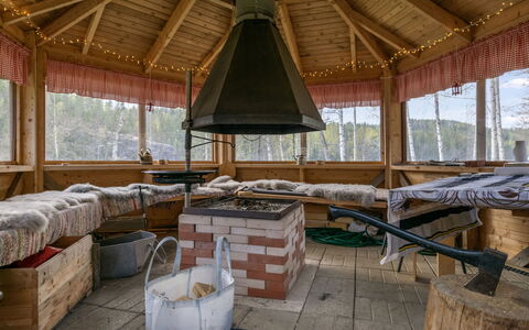 Villa Kaidanjylhä: Himmel, Möbel, Holz, Gartenmöbel, Tabelle, Stuhl, Wolke, Tisch Im Freien, Hartholz, Planke