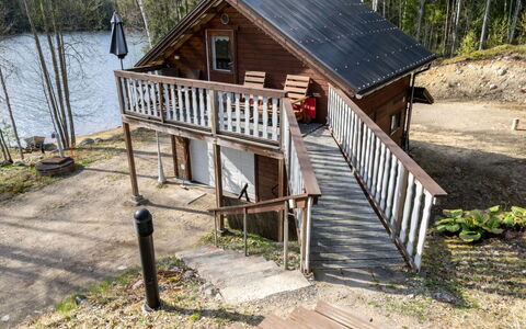 Villa Kaidanjylhä: Himmel, Möbel, Holz, Gartenmöbel, Tabelle, Stuhl, Wolke, Tisch Im Freien, Hartholz, Planke