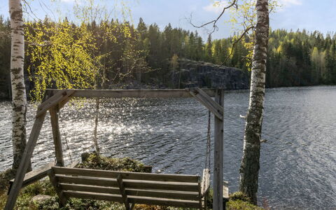 Villa Kaidanjylhä: Himmel, Möbel, Holz, Gartenmöbel, Tabelle, Stuhl, Wolke, Tisch Im Freien, Hartholz, Planke