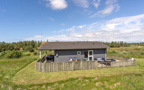 Solveig - 1.5Km from the Sea: Gebäude, Haus, Fenster, Zuhause, Dach, Wohngebiet, Strauch, Hütte, Grundstueck