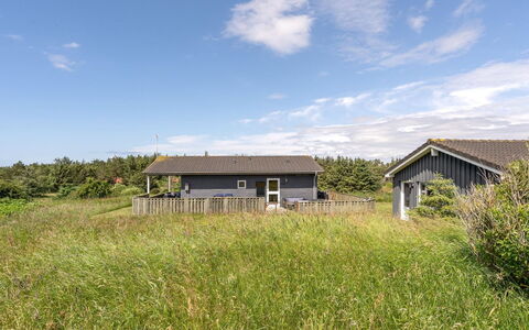 Solveig - 1.5Km from the Sea: Gebäude, Haus, Fenster, Zuhause, Dach, Wohngebiet, Strauch, Hütte, Grundstueck