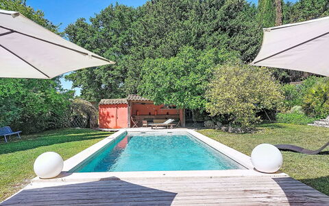 Grande Bastide: Möbel, Stuhl, Tabelle, Gartenmöbel, Tisch Im Freien, Küche & Esszimmer Tisch, Regenschirm, Schatten, Restaurant, Blumentopf