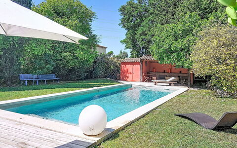 Grande Bastide: Möbel, Stuhl, Tabelle, Gartenmöbel, Tisch Im Freien, Küche & Esszimmer Tisch, Regenschirm, Schatten, Restaurant, Blumentopf