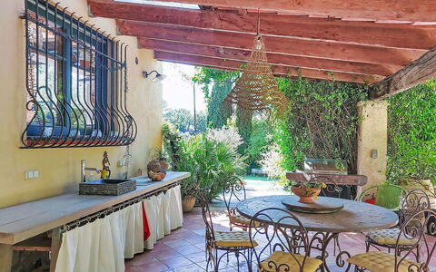 Grande Bastide: Möbel, Stuhl, Tabelle, Gartenmöbel, Tisch Im Freien, Küche & Esszimmer Tisch, Regenschirm, Schatten, Restaurant, Blumentopf