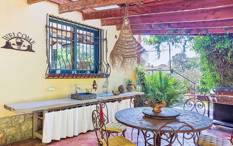 Grande Bastide: Möbel, Stuhl, Tabelle, Gartenmöbel, Tisch Im Freien, Küche & Esszimmer Tisch, Regenschirm, Schatten, Restaurant, Blumentopf