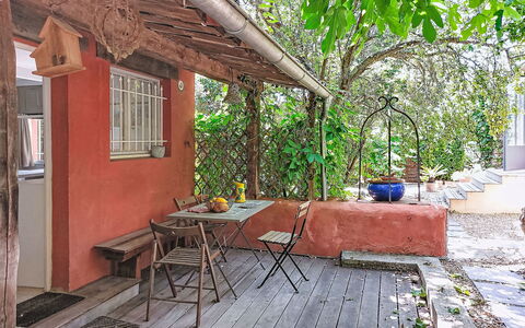Grande Bastide: Möbel, Stuhl, Tabelle, Gartenmöbel, Tisch Im Freien, Küche & Esszimmer Tisch, Regenschirm, Schatten, Restaurant, Blumentopf