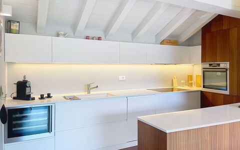 Zani: Küche, Interior Design, Flooring, Countertop, Cabinetry, Holz, Möbel, Fussboden, Küchengerät, Decke