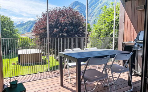 Zani: Möbel, Stuhl, Tabelle, Gartenmöbel, Tisch Im Freien, Küche & Esszimmer Tisch, Regenschirm, Schatten, Restaurant, Blumentopf
