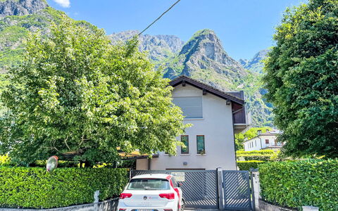 Zani: Möbel, Stuhl, Tabelle, Gartenmöbel, Tisch Im Freien, Küche & Esszimmer Tisch, Regenschirm, Schatten, Restaurant, Blumentopf