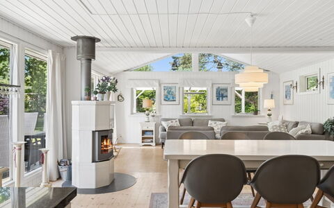 Stig - 1.1Km from the Sea: Holz, Interior Design, Decke, Flooring, Zuhause, Fussboden, Möbel, Wohnzimmer, Holzboden, Light Fixture