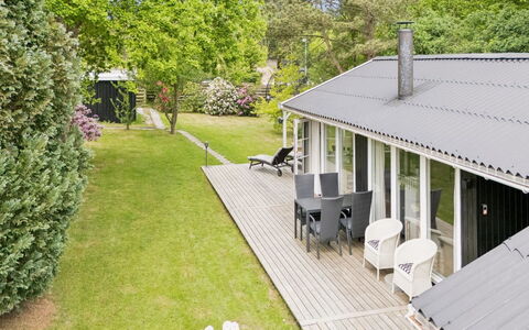 Stig - 1.1Km from the Sea: Haus, Veranda, Zuhause, Strauch, Dach, Hütte, Schatten, Tür, Deck, Garten