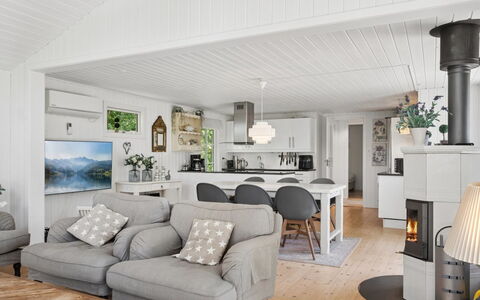 Stig - 1.1Km from the Sea: Möbel, Interior Design, Holz, Flooring, Wohnzimmer, Decke, Couch, Fussboden, Zuhause, Zimmer
