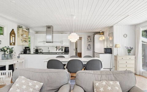 Stig - 1.1Km from the Sea: Möbel, Interior Design, Holz, Decke, Flooring, Light Fixture, Zuhause, Wohnzimmer, Beleuchtung, Fussboden
