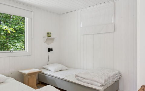 Stig - 1.1Km from the Sea: Wand, Holz, Flooring, Fussboden, Schlafzimmer, Interior Design, Bett, Möbel, Decke, Zimmer