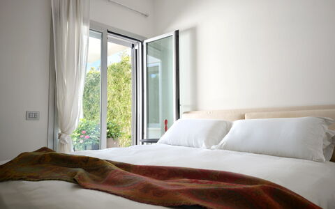 Villa Mulberry Garden - Esclusiva con Piscina Priv: Möbel, Bett, Interior Design, Schlafzimmer, Bettdecke, Bedding, Zimmer, Textil, Linens, Beleuchtung
