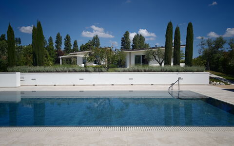 Villa Mulberry Garden - Esclusiva con Piscina Priv: Schwimmbad, Verbundwerkstoff, Schatten, Garten, Landscaping, Reflexion, Water Feature, Resort, Reflecting Pool, Immergrün