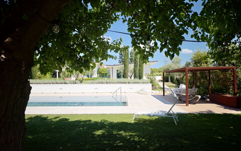 Villa Mulberry Garden - Esclusiva con Piscina Priv: Schwimmbad, Schatten, Garten, Landscaping, Resort, Hinterhof, Gartenmöbel, Garten, Rasen, Water Feature