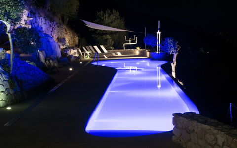 Villetta Farfallina: Blau, Schwimmbad, Resort, Nacht, Landschaft Beleuchtung, Water Feature, Eco Hotel, Hotel, Ferienort, Landscaping