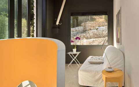 Villetta Farfallina: Möbel, Interior Design, Beleuchtung, Orange, Zimmer, Stuhl, Light Fixture, Wohnzimmer, Lampe, Kaffetisch