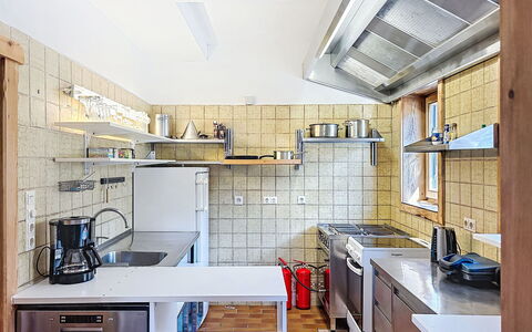 Zeffereralm: Küche, Countertop, Flooring, Major Appliance, Küchengerät, Holz, Interior Design, Decke, Fussboden, Möbel
