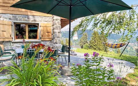 Chalet le Cornuit: Regenschirm, Gartenmöbel, Möbel, Stuhl, Garten, Schatten, Tisch Im Freien, Landscaping, Garten, Eco Hotel