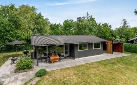 Maris - 200M from the Sea: Dach, Haus, Zuhause, Hütte, Rasen, Garten, Gartenbauten, Abstellgleis, Garten, Estate
