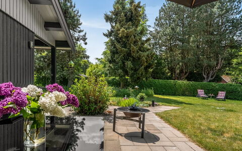 Maris - 200M from the Sea: Garten, Strauch, Grundstueck, Zuhause, Ground, Schatten, Landscaping, Rasen, Garten