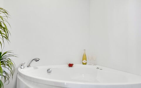 Eve - 700M from the Sea: Badewanne, Armatur, Badezimmer, Interior Design, Installation, Zapfhahn, Sinken