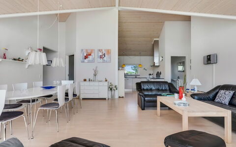 Eve - 700M from the Sea: Interior Design, Möbel, Couch, Decke, Wohnzimmer, Flooring, Zuhause, Fussboden, Zimmer