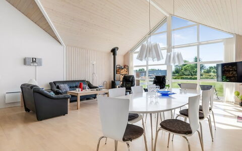 Eve - 700M from the Sea: Holz, Decke, Interior Design, Möbel, Zuhause, Wohnzimmer, Stuhl, Light Fixture, Küche & Esszimmer Tisch, Couch