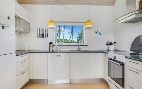 Eve - 700M from the Sea: Küche, Flooring, Interior Design, Holz, Countertop, Decke, Fussboden, Küchengerät, Zuhause, Beleuchtung