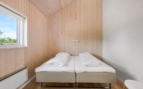 Eve - 700M from the Sea: Holz, Fussboden, Flooring, Schlafzimmer, Decke, Planke, Hartholz, Holzbeize, Bedding, Bett