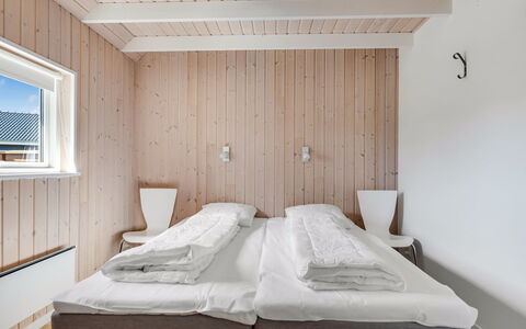 Eve - 700M from the Sea: Holz, Schlafzimmer, Fussboden, Flooring, Decke, Interior Design, Bett, Bettdecke, Bedding, Holzbeize