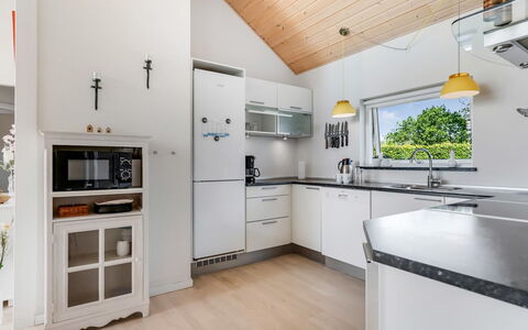 Eve - 700M from the Sea: Küche, Interior Design, Countertop, Flooring, Decke, Holz, Küchengerät, Light Fixture, Möbel, Cabinetry
