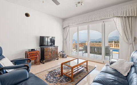 Bougainvillea: Möbel, Flooring, Interior Design, Fussboden, Zimmer, Holzboden, Couch, Wohnung, Wohnzimmer, Decke