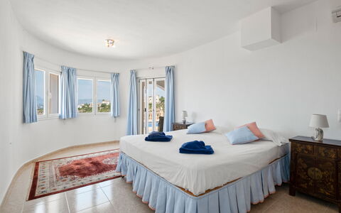 Bougainvillea: Möbel, Wohnung, Resort, Hotel, Stuhl, Schlafzimmer, Vorhang, Fensterbehandlung, Villa, Bett