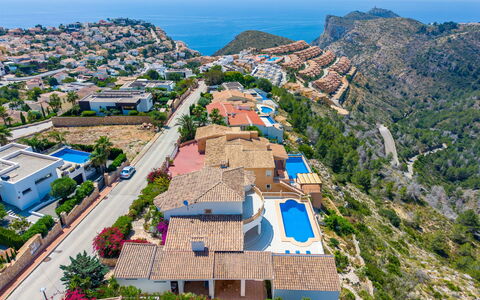 Bougainvillea: Wohngebiet, Küste, Meer, Luftaufnahmen, Touristenattraktion, Vogelperspektive, Estate, Ferienort, Resort, Bucht