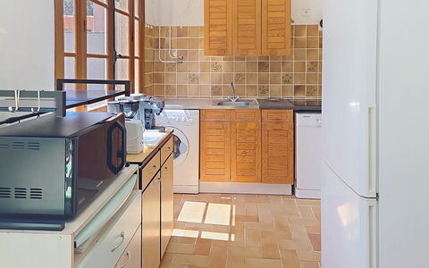 Les Glycines: Küche, Küchengerät, Countertop, Major Appliance, Cabinetry, Flooring, Holz, Möbel, Fussboden, Spüle