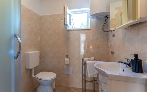 Romana: Badezimmer, Armatur, Bad Sink, Interior Design, Flooring, Wand, Sinken, Fussboden, Zapfhahn, Installation