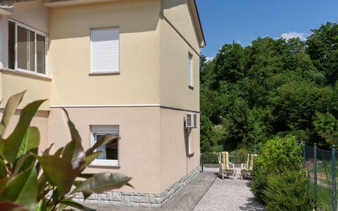 Romana: Haus, Wohngebiet, Zuhause, Tür, Hütte, Abstellgleis, Schiebefenster, Estate, Farbe, Garten